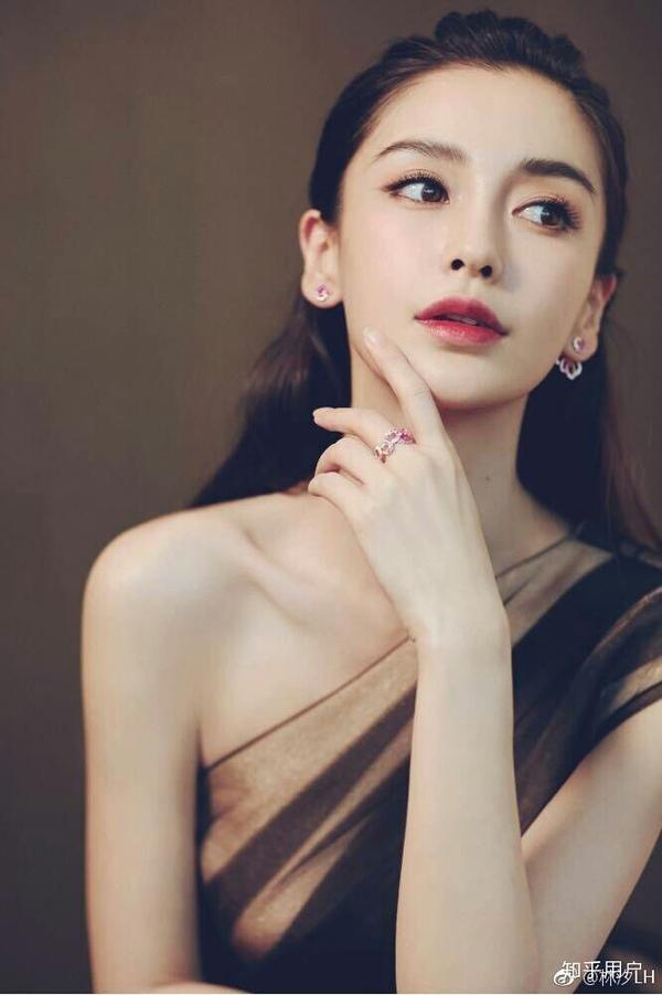 说实话ab的修图师真该加鸡腿,其实在跑男或者电视里的动态看着都还好
