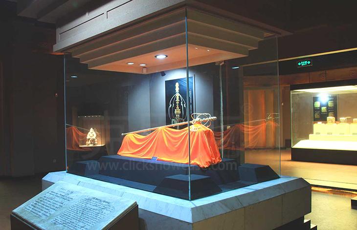 世界锡杖之王法门寺博物馆镇馆之宝克里克正在保护它