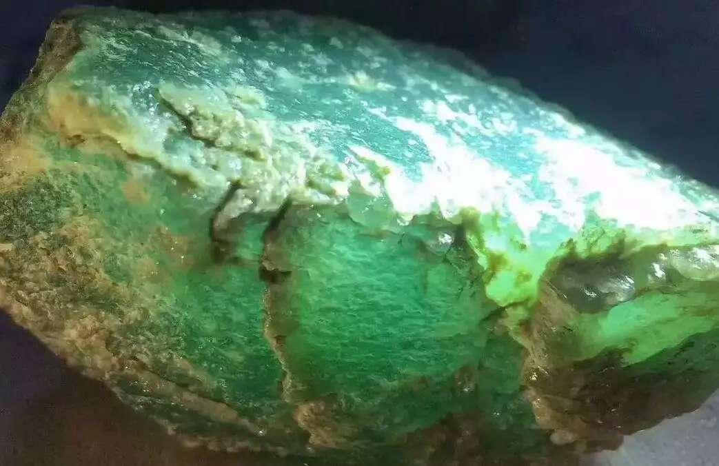 切了块翡翠原石烟花放歌不停木那翡翠极致脱沙料