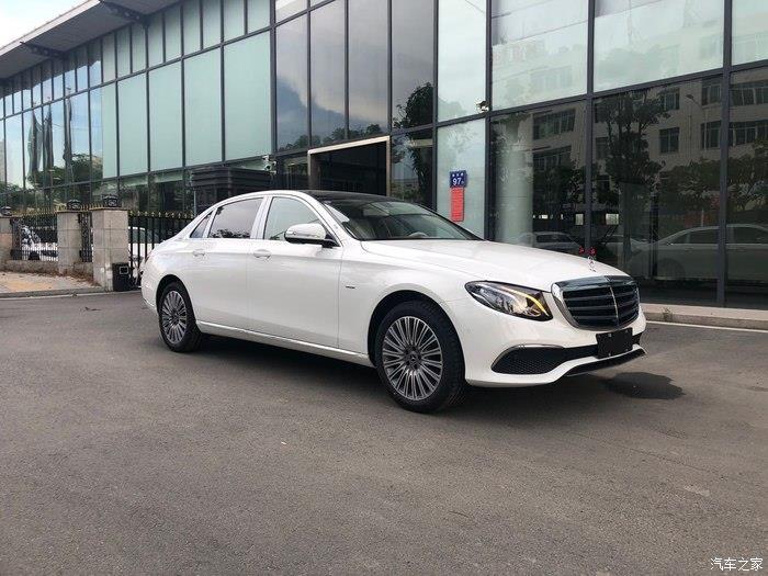 奔驰E300L白色,奔驰e300l白色内饰 白色立标奔驰2020款改款e300l殊享版稀少的玛奇朵双拼内饰