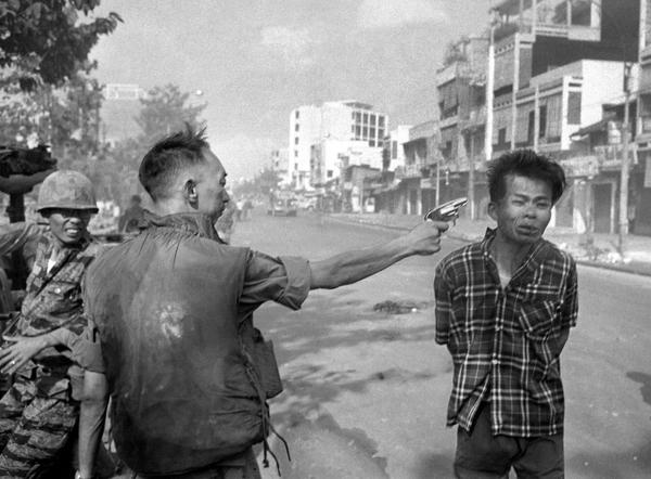卡帕在一名参与西班牙内战的士兵中弹瞬间按下快门,埃迪·亚当斯