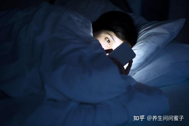 睡前玩手机易患甲状腺癌,用不了多久,身体或许还会出现这4个变化