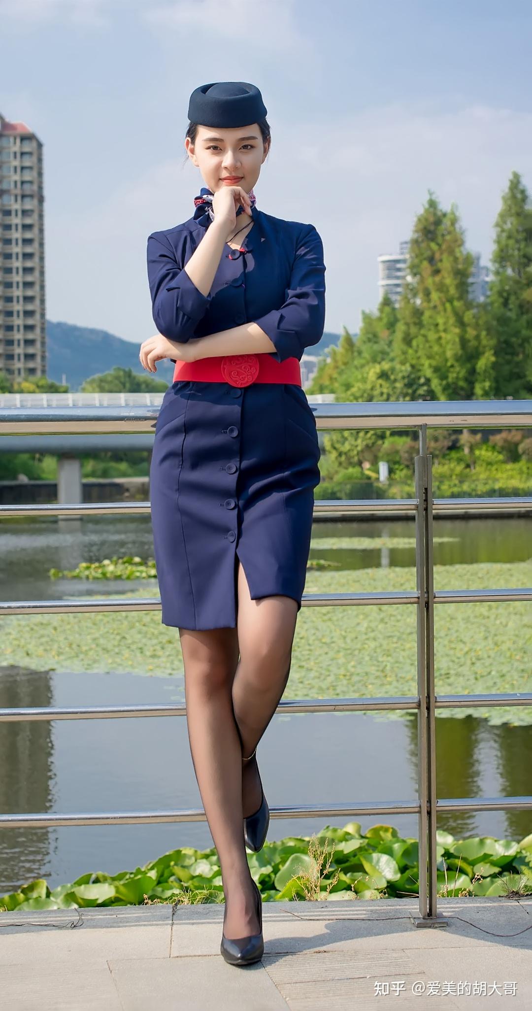 美女写真,蓝色空姐制服搭性感黑丝,长腿媲美杨幂,女人