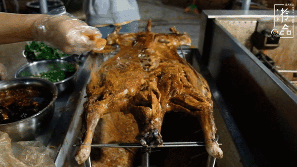 重庆烤全羊实测:活羊现杀现烤,和北方截然不同,山城的独家味道