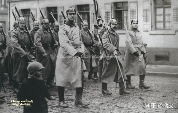 一战初期行进中的某巴登步兵团步兵,可见此时士兵已经开始佩戴毛毡制