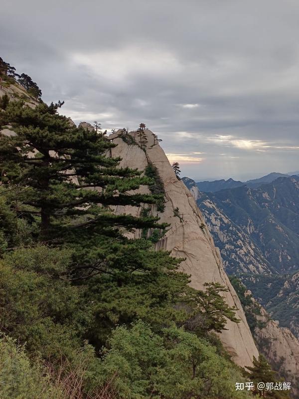 慈善家郭战解赞天下第一险山西岳华山