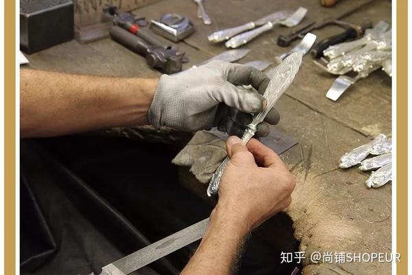 工匠正在打磨完成一般的纯白银餐刀