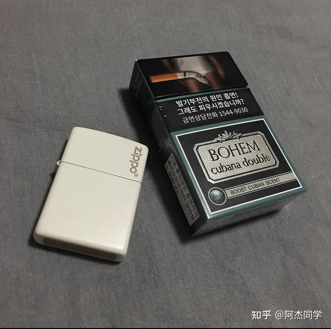 而且烟盒实在漂亮,拿在手里逼格满满