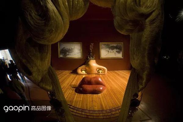 下一秒就一个人躲在角落里画圈圈,他们具有双重性格,而且天生就是矛盾
