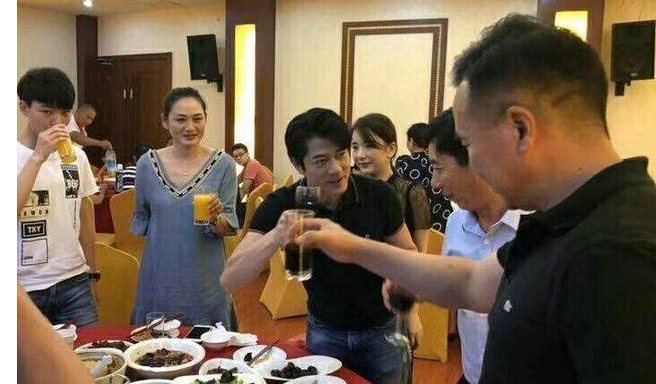 郭富城陪妻子回县城办酒,弯腰敬酒到处打招呼
