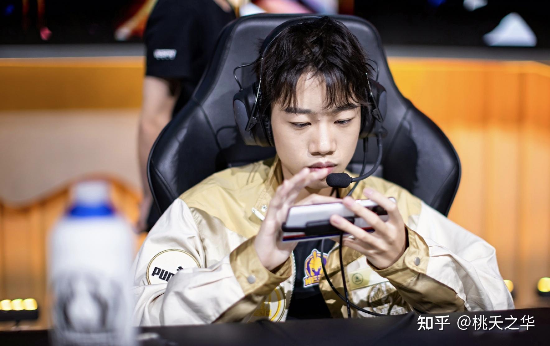 武汉estar真正的大名单首发选手,应该是中路千世,射手易峥,辅助子阳