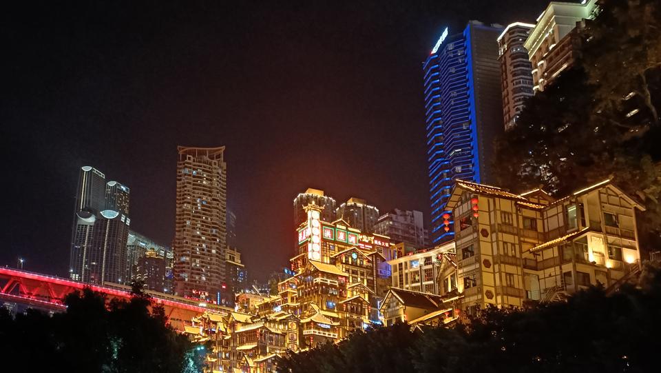 "两江游"是浏览重庆夜景颇为经典的方式,布满华灯的游船从朝天门码头