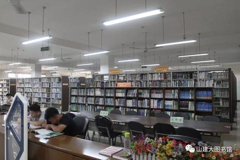 山东建筑大学的图书馆有五层,环境还不错,比较适合在春天和秋天这两