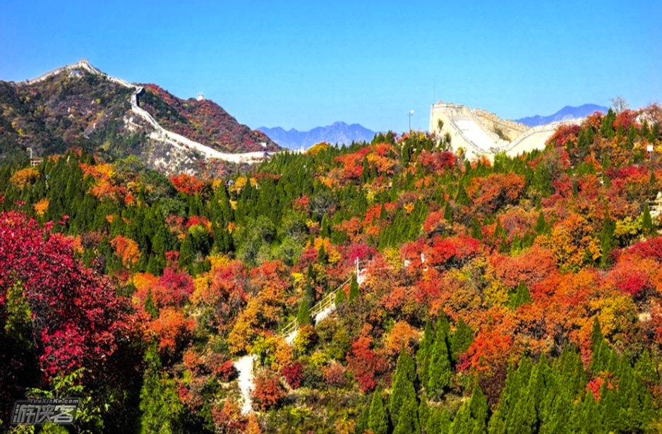 这里景色独特,石道蜿蜒,红叶随行,仰角层林尽染,举头云峰雾绕,与香山