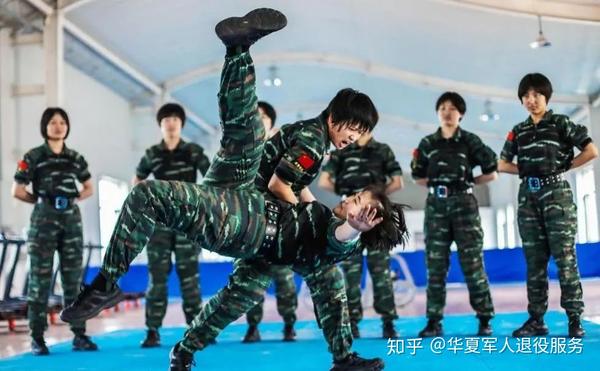 军人训练时的样子最帅!看完想当兵!