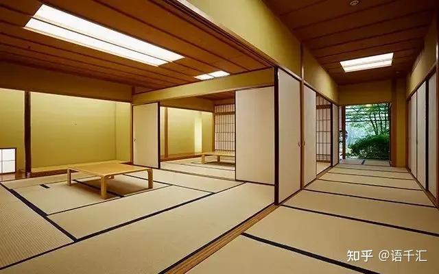 传统日本房屋所特有的就是和室了,地面铺上叠席,由于叠席的大小是