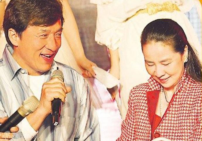 吴绮莉的外遇事件持续发酵:在十月吴绮莉默认自己怀孕,且孩子是成龙的