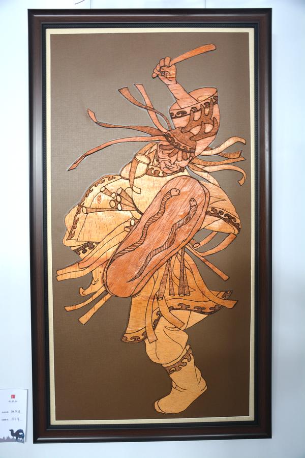 (参展作品:桦树皮画《萨满》——制作者付占祥)