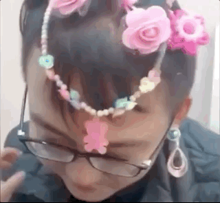 为了满足女儿们对芭比娃娃的幻想,爸爸们还做了人体模特.