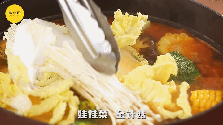 西兰花切小块,玉米切段,小米椒切粒,金针菇撕开 02 锅中倒油,放入剥好