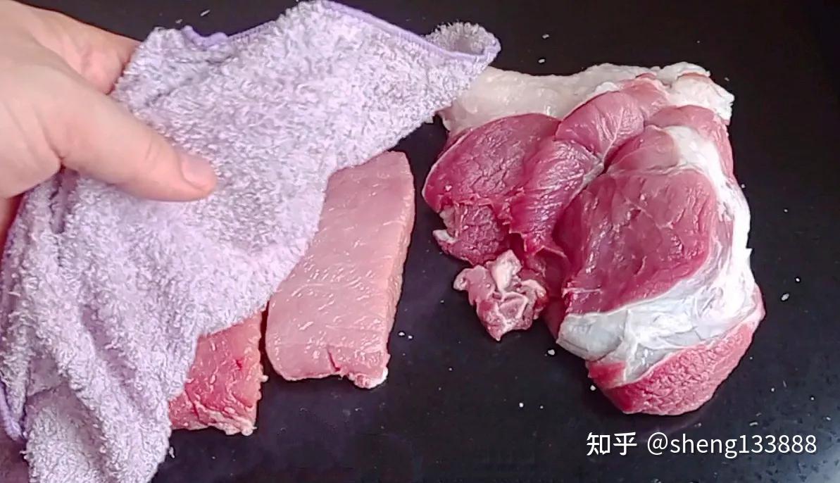 我们在买猪肉的时候,一定要看一下它的颜色.