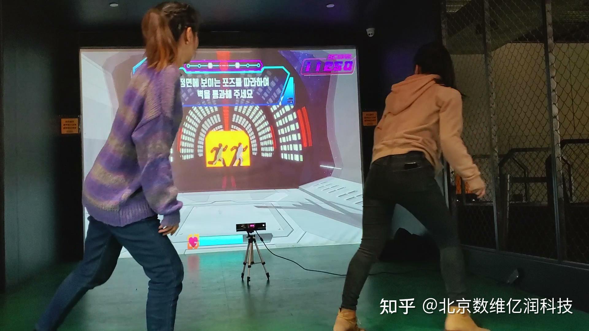 是你和同伴默契度,两个人的默契度高同时姿势标准你会得到更高的分数