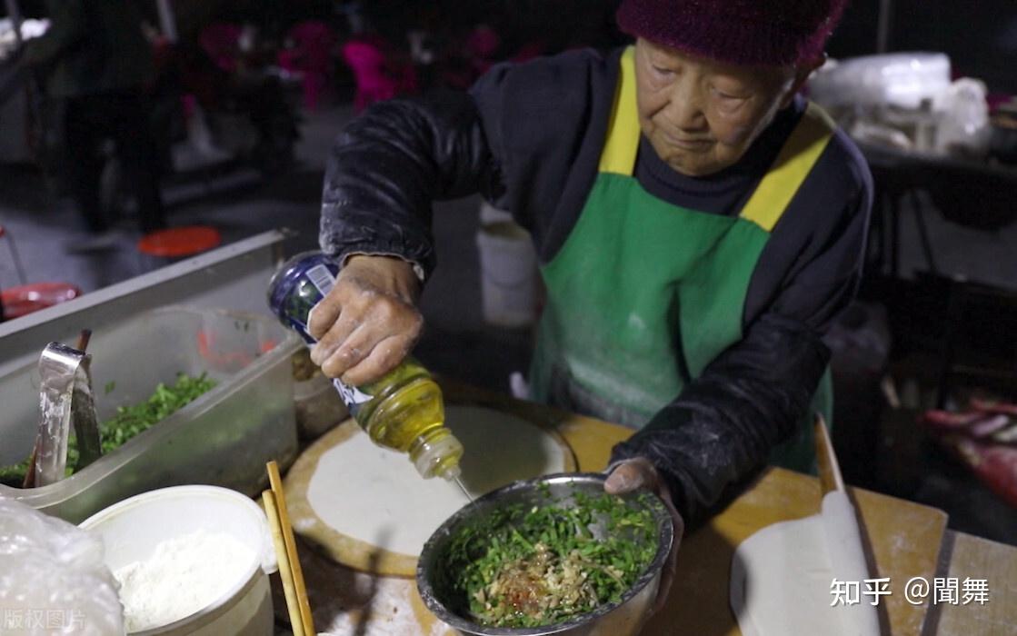 河南郑州96岁老奶奶凌晨卖菜馍坚持30年网友这样的能量太正