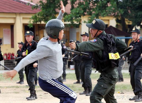 机动警察用警棍镇压罪犯的表演.