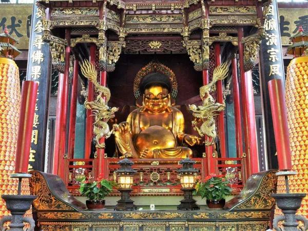 殿内的正面佛龛供奉弥勒佛,两侧为怒目圆睁的四大天王.