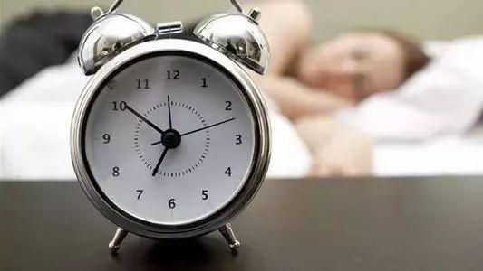 夜晚23点以后,人体器官会自动进入休眠状态,如果此时人们依然处在