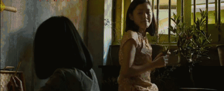 但他的心还是善良的,他会给邻居家送粮食,顺便挨邻居一顿骂