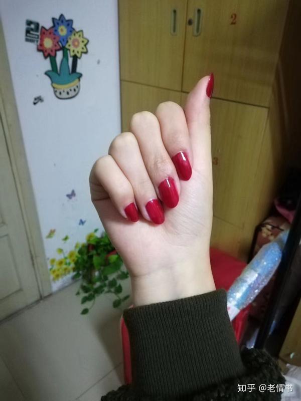 就是身为一个女生手机里拍手的照片比自拍还要多,具体表现为只要能和