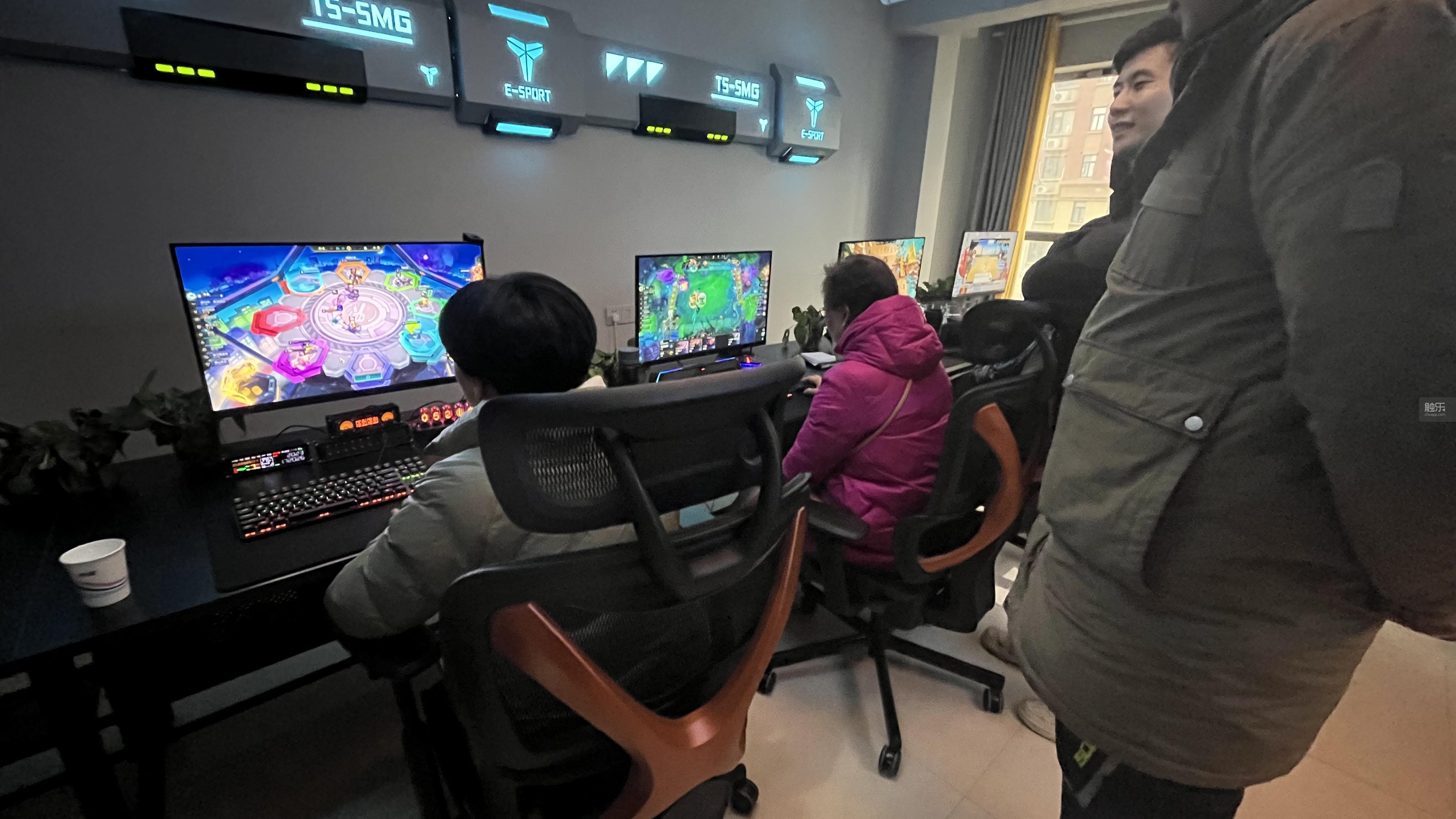 68岁，她和姐妹加入了电竞战队