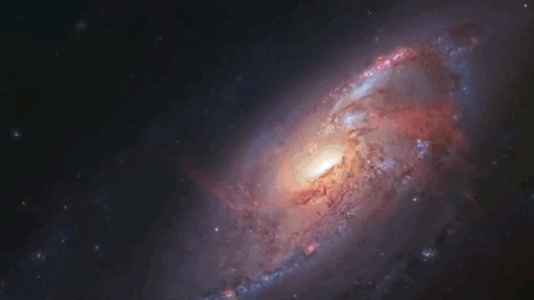 这个星系很特别,看起来像是两个星系碰撞在一起,但实际上这两个星系