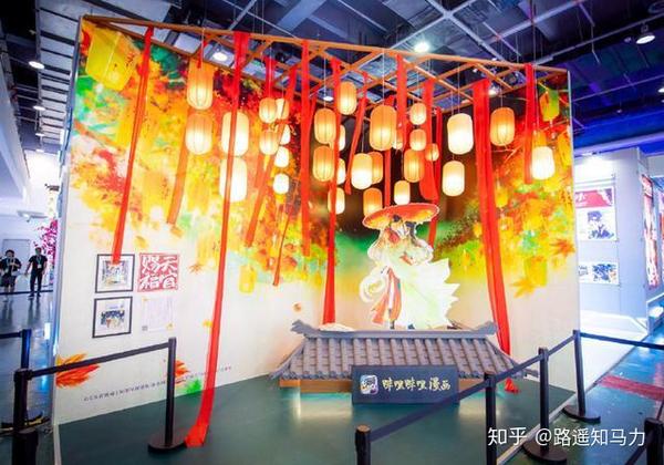 放上了灰灰画的花怜立牌,还有超美的灯笼和红绸带.