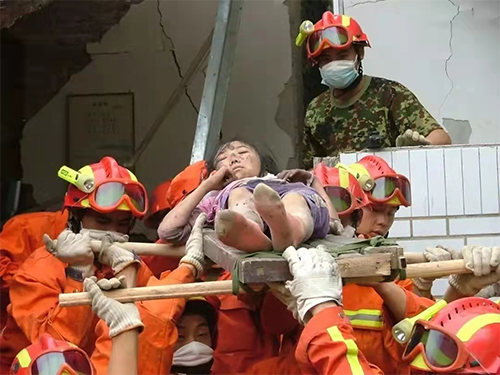 汶川地震截肢女孩当街秀闪光假肢所有横空出世的孩子都因父母的奋力