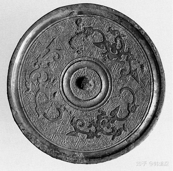这种云雷地纹蟠螭纹是借鉴自青铜器的纹饰,发展到西汉早期出现了一种