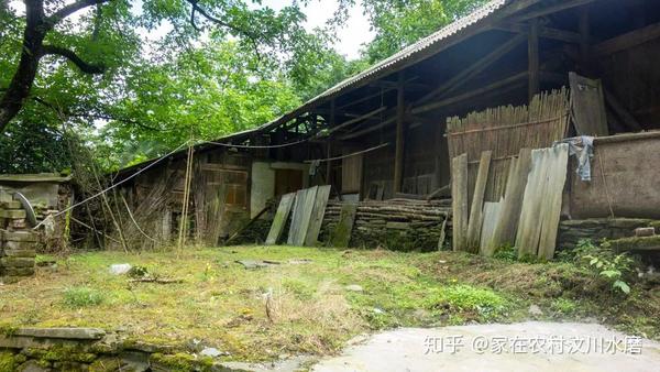 在老房子里渡过地震以后,队里的人开始陆续从以前居住的房子搬迁撤离