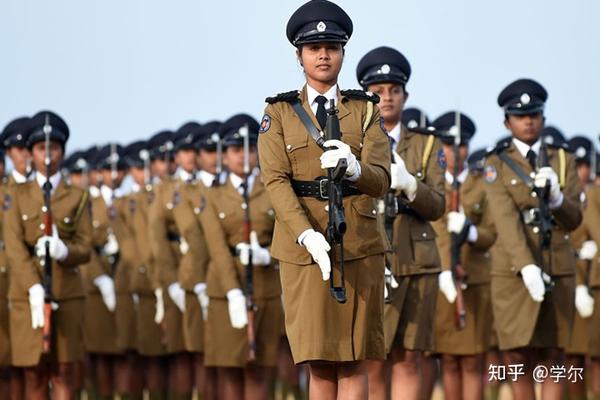 斯里兰卡女警察在斯里兰卡独立日进行游行演习.