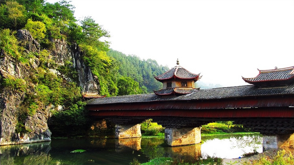 梅花山层林迭翠,绿海无边,属于福建闽西南地区形成的一个独立完整的大