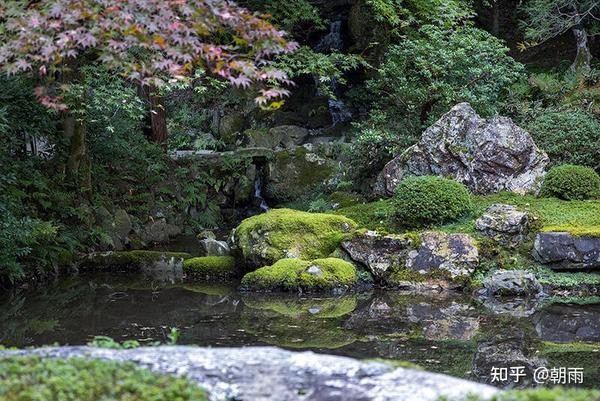 上池之蓬莱山·鹤岛,图右侧大石为鹤羽石,石高1.2米.