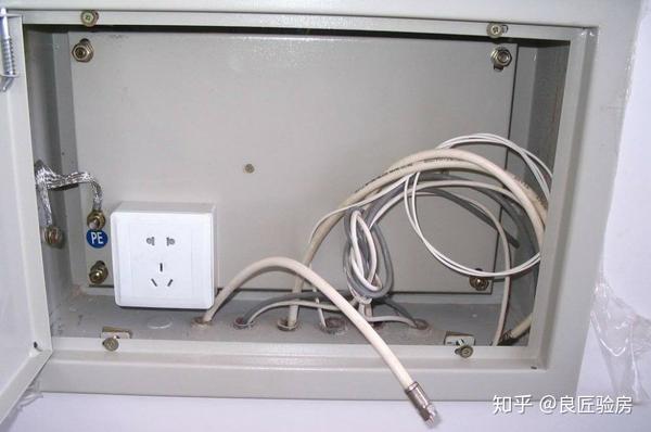 弱电箱内应查看是否光纤入户,是否预留电源线或插座,有无预留网线和
