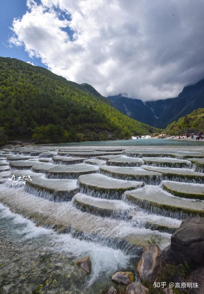 蓝月谷景区从前叫白水河,是冰川的雪水融化后在蓝月谷上游深谷中汇集