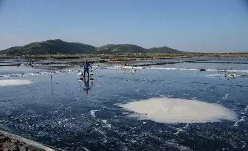 但是,盐田日晒法制盐技术受环境影响很大,海水的盐度,季节变化,地理