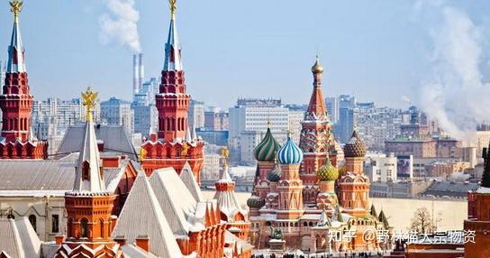 克里姆林宫是一组建筑群,位于莫斯科的心脏地带,是俄罗斯联邦的象征