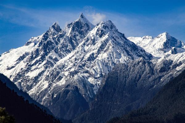 藏东南地区典型的角峰.