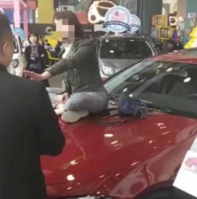 奔驰女车主哭诉维权事件为何愈演愈烈?危机公关还有用