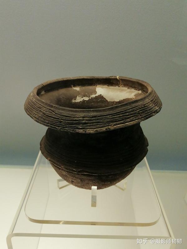 河姆渡文化夹炭黑陶敛口釜(公元前4800年左右)