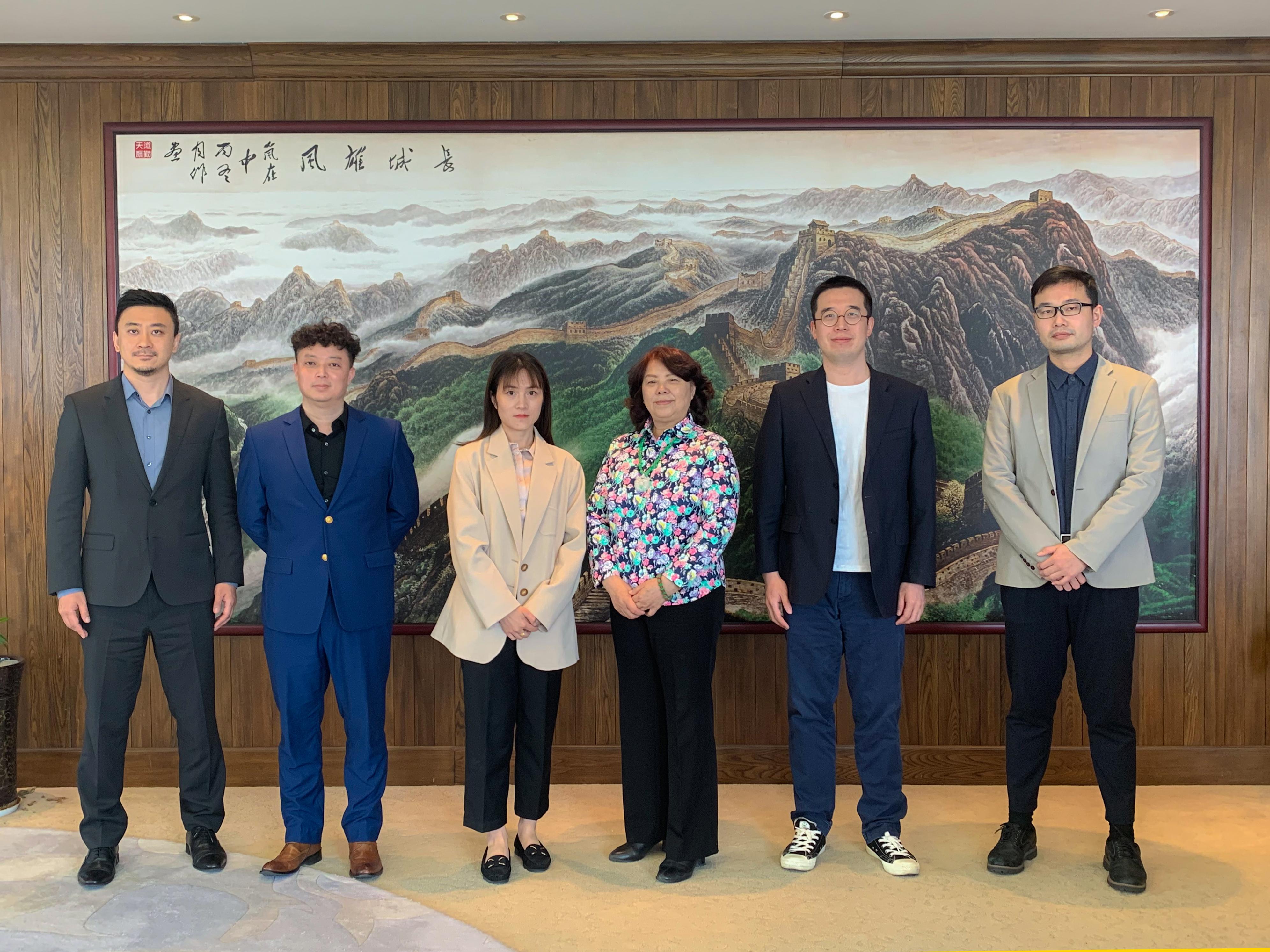 国信昱虹副总裁沈欣 右:厚德九天董事长郭光玉未来始于远见国信昱虹