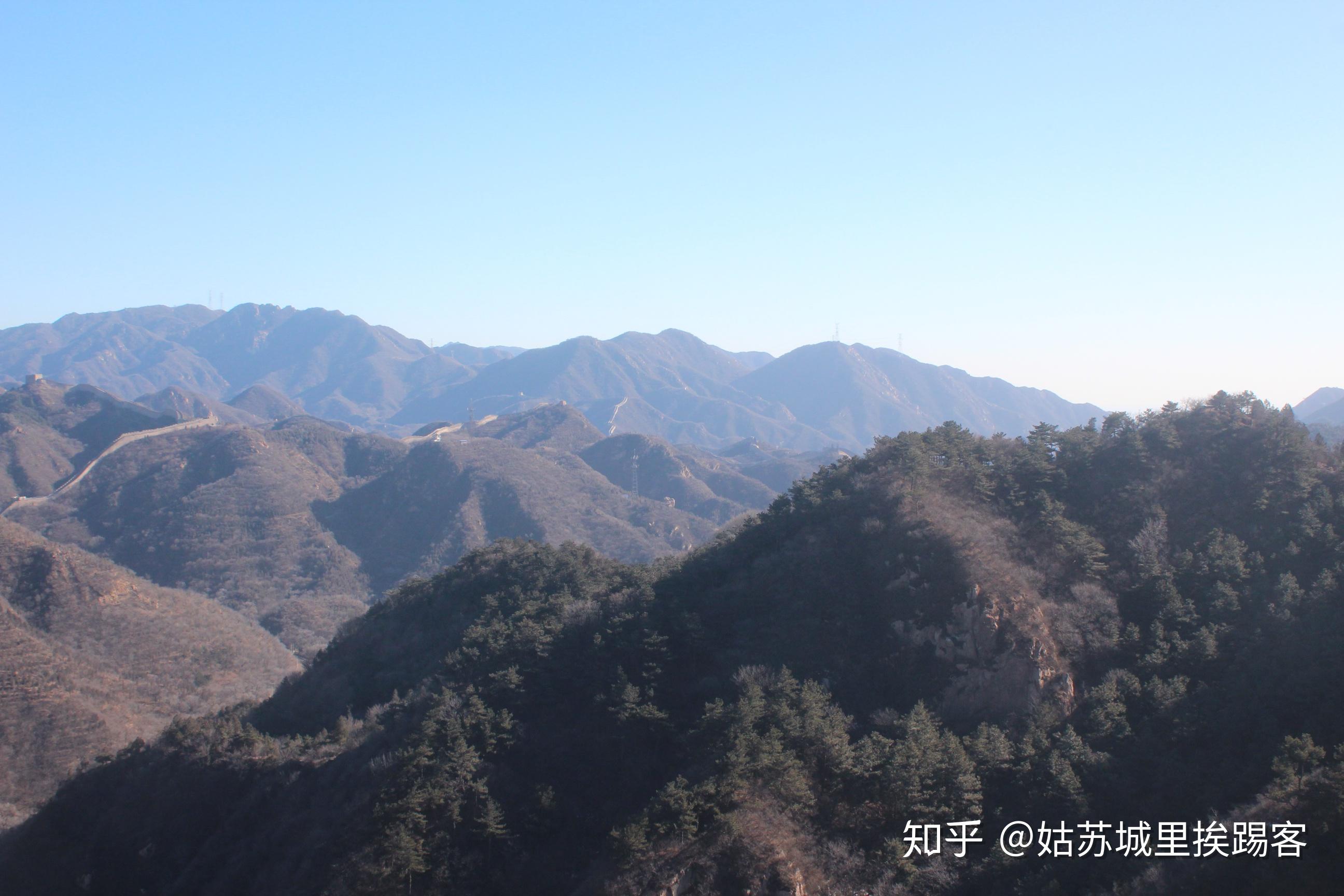 在长城上看远处的崇山峻岭感觉很好